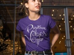 Tee-shirt pour les femmes qui attirent seulement des ondes positives dans leur vie