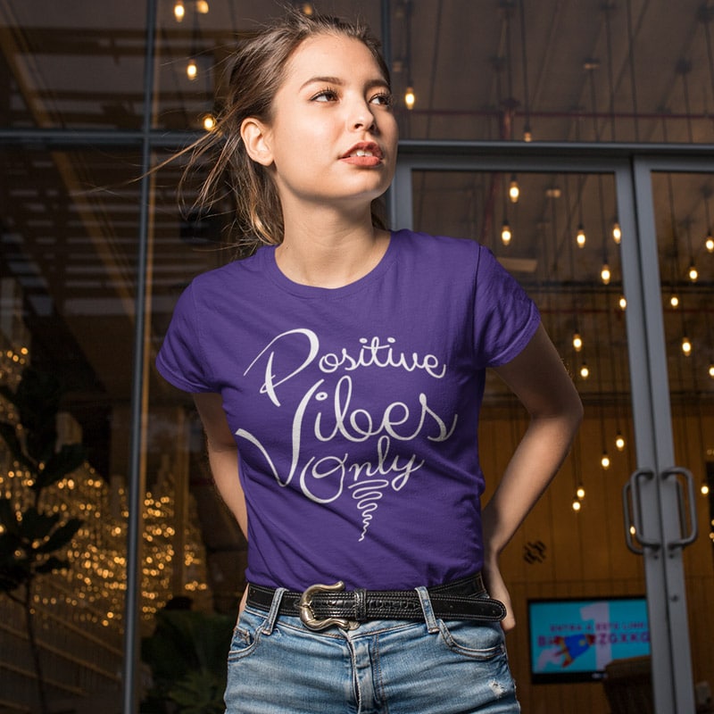 Tee-shirt pour les femmes qui attirent seulement des ondes positives dans leur vie
