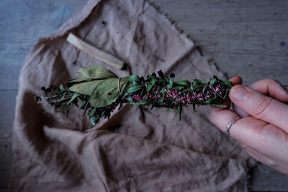 12 herbes pour un rituel de fumigation