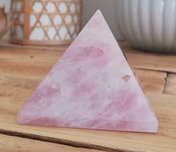 Pyramide de quartz rose