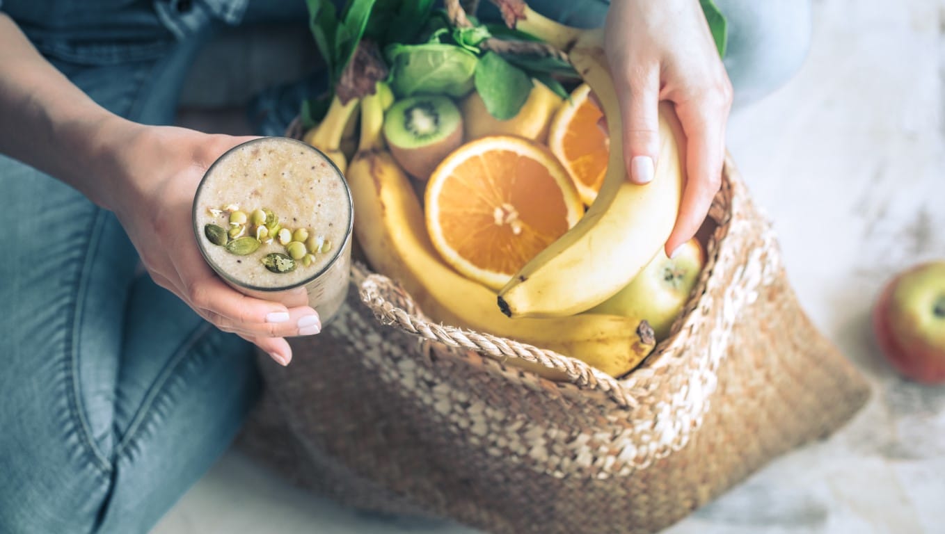 Les smoothies pour une alimentation saine, le concept des régimes détox et la nutrition végétarienne